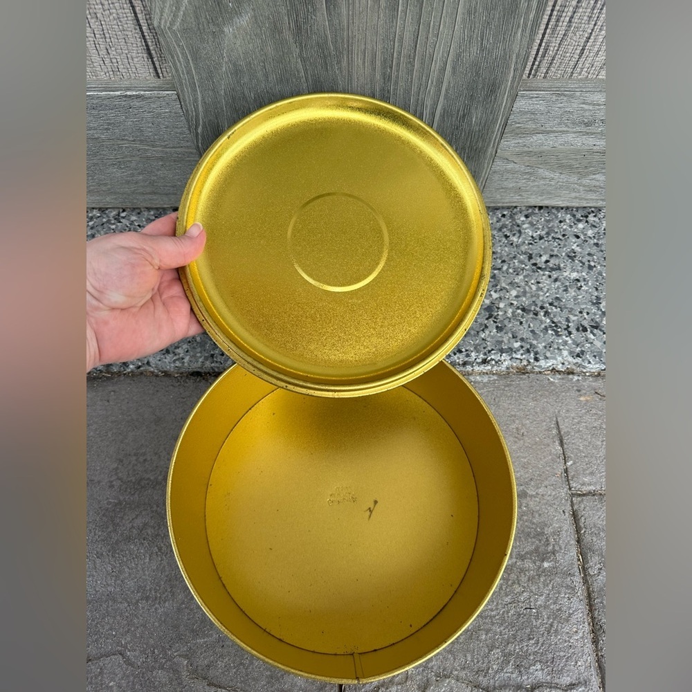 Vintage Guildcraft Gold White Large Round Tin Container USA Sewing Box Embossed - Picture 4 of 4